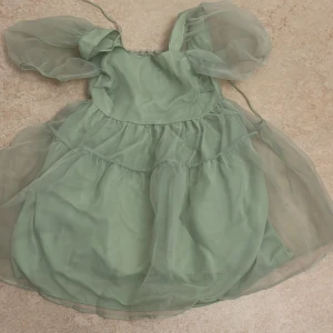 Grön klänning från gina tricot - Klänningen är från gina tricot då jag har råkat beställa fel storlek och den är för stor för mig och har inte använt den 