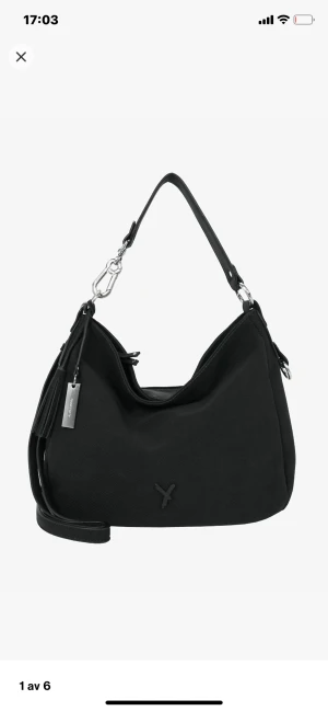 Snygg väska❤️‍🔥 - Säljer denna jätte snygga väska då den inte kommer t användning längre💕 lite smutsig på vissa ställen men det går nog att få bort, annars i jätte bra skick☺️ den rymmer även väldigt mkt. Nypris är 816 