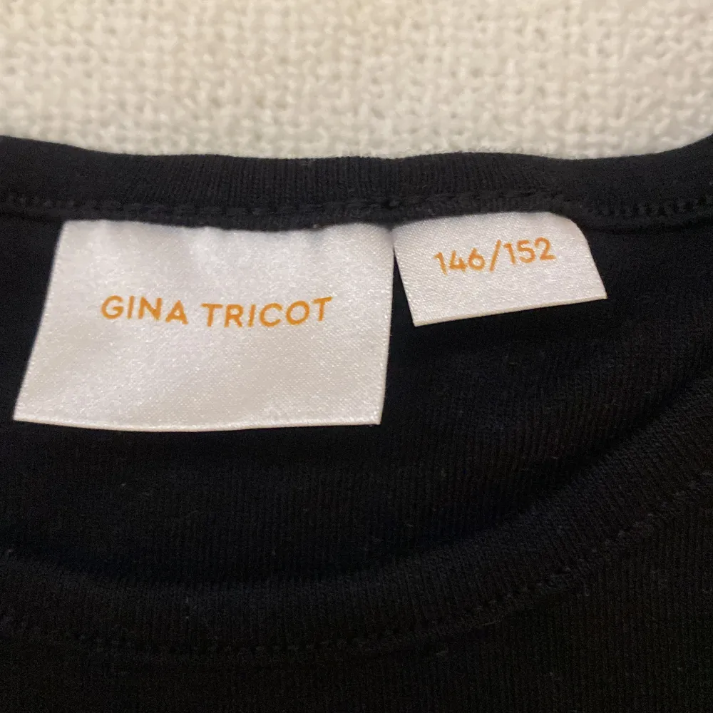  En mag tröja från Gina Tricot superfin har tyvärr inte kommit till använd🩷köparen står för frakten.. T-shirts.