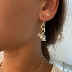 Hjärta med pil igenom örhänge 💘💘SILVER - Hjätte fina och söta örhängen med ett hjärta och en pil igenom och det passar till allt och alla💘💘