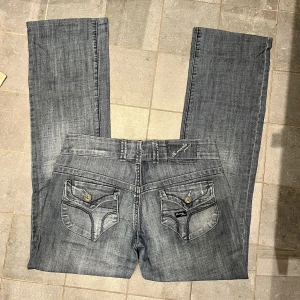 Lågmidjade jeans  - Så fina jätte lågmidjade jeans från r marks! Midjemått 39 cm, innerbenslängd 77 cm❤️‍🔥❤️‍🔥