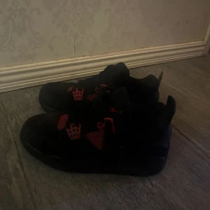 4s red thunder - Jordan 4 red thunder som jag köpte av en på plick, vet inte om de är äkta därför säljer jag de billigare🔥 Strl 39