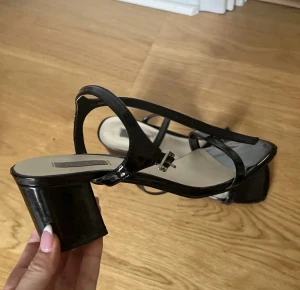 Svarta klackar från Nelly - Jätte fina klackar i nyskick. Ställ gärna frågor! Skickar inte bild på dock☺️ Pris kan diskuteras ☺️ Finns annonsen = Finns Plagget! 🤍