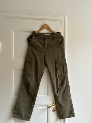 Cargo byxa - Säljer mina Cargo byxor från Pull and Bear i storlek 36. De är raka i modellen och militärgröna. 