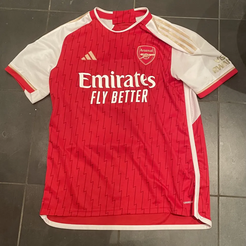 Hej! Jag säljer nu min Arsenal tröja som är köpt ifrån Arsenals officiella hemsida. Tröjan är som ny men vill sälja den nu för att jag inte använder den så mycket. Om du har frågor så kan du bara att skriva till mig.   Mvh . T-shirts.
