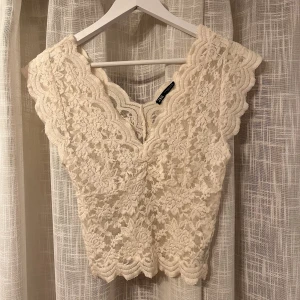 Spetstopp Zara - Vit/off-white, kortärmad topp från Zara. Toppen är genomskinlig i spets samt v-ringad både fram och bak. Använd men fortfarande i fint skick!❤️Storlek S men passar även mig som normalt sätt bär XS (den har lite stretch)  Använd gärna köp nu-funktionen❤️