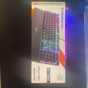 Apex PRO tangentbord steelseries. -  Jag säljer mitt apex PRO tangentbord som är ungefär ett och ett halvt år gammalt. Och det funkar som det ska göra. Ut bytna key capes som är svart vita.!.