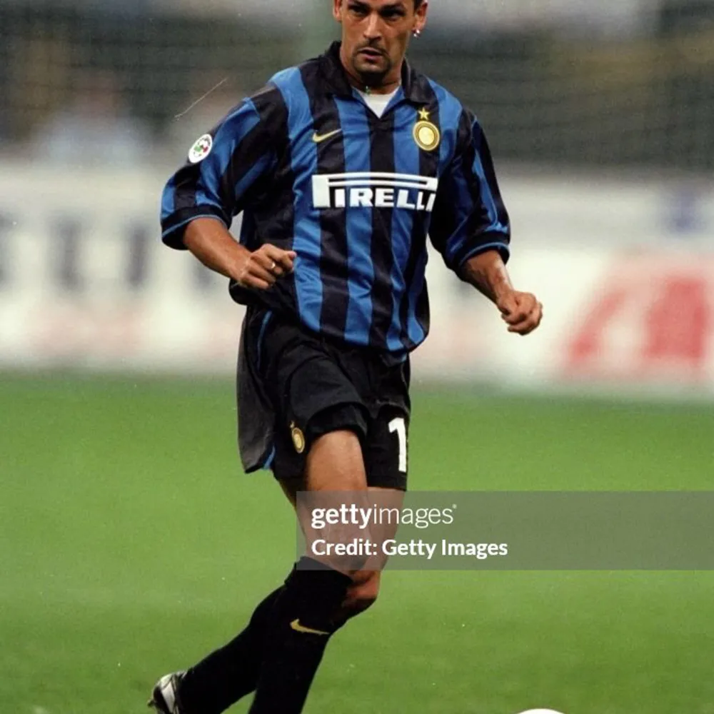 En Inter Milan tröja från 1998 med Baggio på ryggen. Skriv om du har frågor . T-shirts.