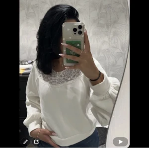 Vit tröja  - Säljer en vit off shoulder tröja med spets detaljer. Går att ha både som vanligt och som en off shoulder tröja. Endast använd ett fåtal gånger.