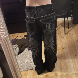 Feta jeans🔒 - JUST NU!! 3 FÖR 2, KÖP TRE PLAGG - FÅ DET BILLIGASTE PLAGGET GRATIS! Snygga baggy jeans med coolt motiv🩷köparen står för frakt