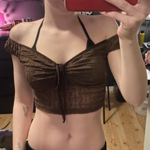 Söt brun topp💕 - JUST NU!! 3 FÖR 2, KÖP TRE PLAGG - FÅ DET BILLIGASTE PLAGGET GRATIS! Söt liten brun topp i mesh💕 köparen står för frakt 