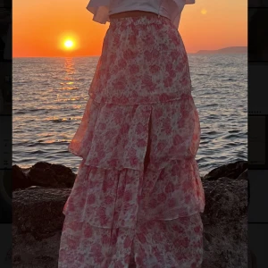 Rosablommig långkjol - Jättesöt blommig långkjol från Miss Selfridge köpt på ASOS! Passar jättebra för sommar i Sverige och utomlands. Bra längd på mig som är ungefär 163cm🩷🩷 skriv för fler bilder