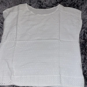 Vit tröja  - Vi tröja använt den 2 gånger ser ut som ny. 