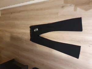 Helt nya, oanvända svarta byxor. Jeans. Rocker, från JC.waist regular, leg superskinny och utvängd i benslutet.core. strl 26/35. - Helt nya, svarta jeans från Rocker. Prislapp kvar, kostade 699 kr. Säljes för 200 kr.