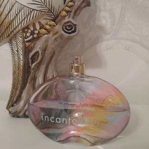 Fin doft från Salvatore Ferragamo Incanto Shine Edt, 100 ml från början men mer än hälften kvar så kommer räcka länge. Korken saknas 🤭