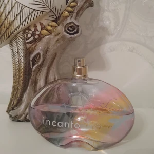Salvatore Ferragamo Incanto Shine edt - Fin doft från Salvatore Ferragamo Incanto Shine Edt, 100 ml från början men mer än hälften kvar så kommer räcka länge. Korken saknas 🤭
