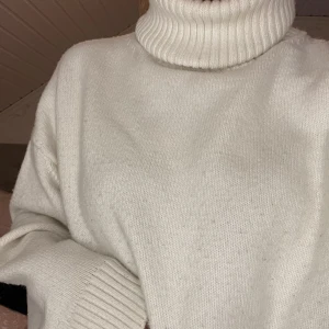 Stickad tröja med polokrage  - Jätteskön och mysig stickad tröja från h&m. Basic men så fin nu till höst och vinter. Storlek M, säljer för 120kr + frakt💓