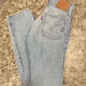 Levis jeans - Säljer ett par helt nya Levis jeans i storlek 23 och längd 30  350kr plu frakt, nypriset på dessa va 1300