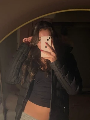 Moncler - Jätte fin, varm moncler jacka med fin päls (pälsen går att ta av)  Jackan är som helt ny och pälsen har aldrig fått vatten eller liknande på sig. Har bara använts ett fåtal gånger. Köptes för 15 000kr. Äkta såklart, om ni har frågor är det bara att skriva