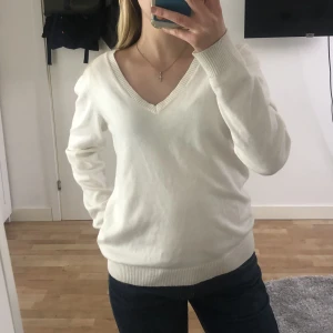 Vit tröja - Söt vit tröja från vila som jag köpte på vinted men säljer då den är lite för stor💞💞 strl s men skulle säga mer som m