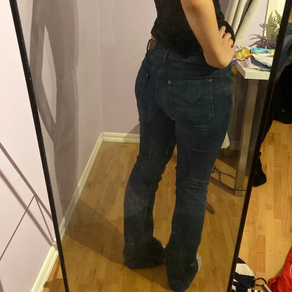 Jättefina mörkblå low waist flare jeans i strlk 36💓. Säljer eftersom att jag har ett överflöde av jeans och dessa är en aning för långa på mig som är 165. Använd gärna ”köp nu”💓 Midjemått: 76 cm (väldigt stretchiga) Innerbenslängd:78cm💓. Jeans & Byxor.