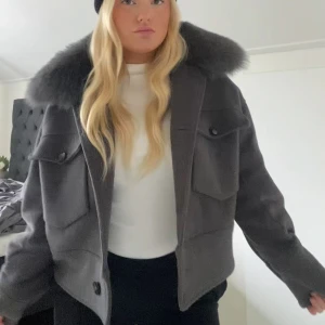 Meotine jacka  - Säljer nu min gråa wool Charlie meotine jacka! 💕Ny pris 3500kr