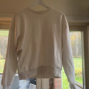Basic tröja  - Basic tröja från Gina Tricot i storlek S. Använd ett par gånger🤍