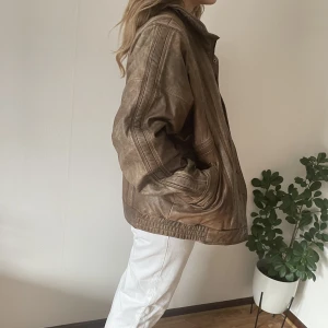 Läderjacka - En jättesnygg läder jacka! I stl Xl men gillar hur den sitter på mig som är S/M. Har slitningar inuti jackan men inte något som syns på utsidan.