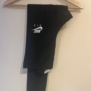 Nike - Nike leggings med breda sömmar framtill. 