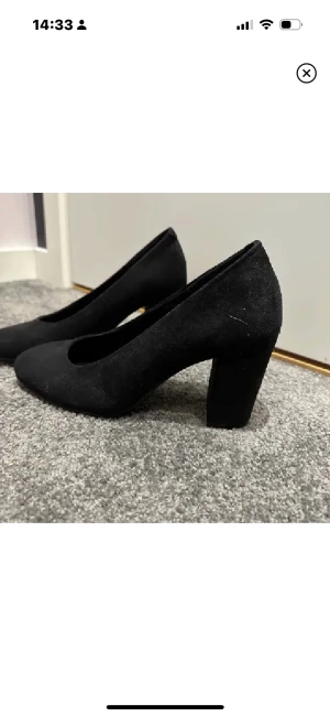Klackar - Säljer nu mina svarta klackskor från din sko som aldrig blivit använda. Prislappen sitter kvar. Storlek 36 