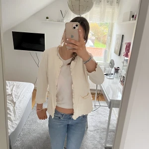 Kofta  - Super fin och bekväm kofta, näst intill oanvänd och inga upptäckta slitage.