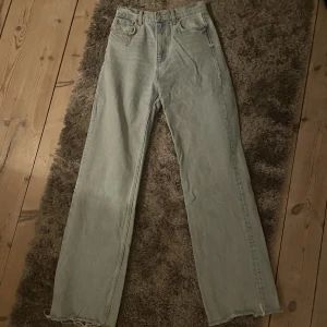 Zara jeans - Ljusblåa raka jeans från Zara. Fler bilder kan skickas vid intresse.