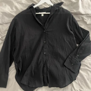 Skjorta - Skjorta ifrån H&M, helt ny men drog bort prislapparna, storlek S 50kr