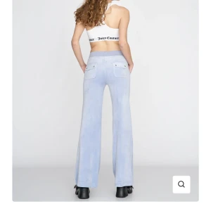 Juicy couture  - Säljer nu mina ljus blåa juicy couture byxor i modellen Layla Low Rise Pocket Flare. Byxorna är i storlek S och är endast använda en gång så de är i väldigt bra skick. Bara att skriva så kan jag skicka flera bilder💕 