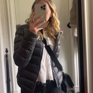 Colmar jacka - Säljer min Colmar jacka eftersom den inte kommer till användning längre. Köpte den i augusti men har inte använd den så mycket som jag tänkte. Original pris 5499! Säljer för 1600.🤍