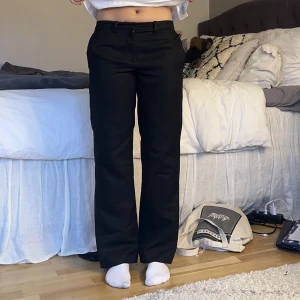 Kostymbyxor - Svarta kostymbyxor i bra skick! Medelhög midja.
