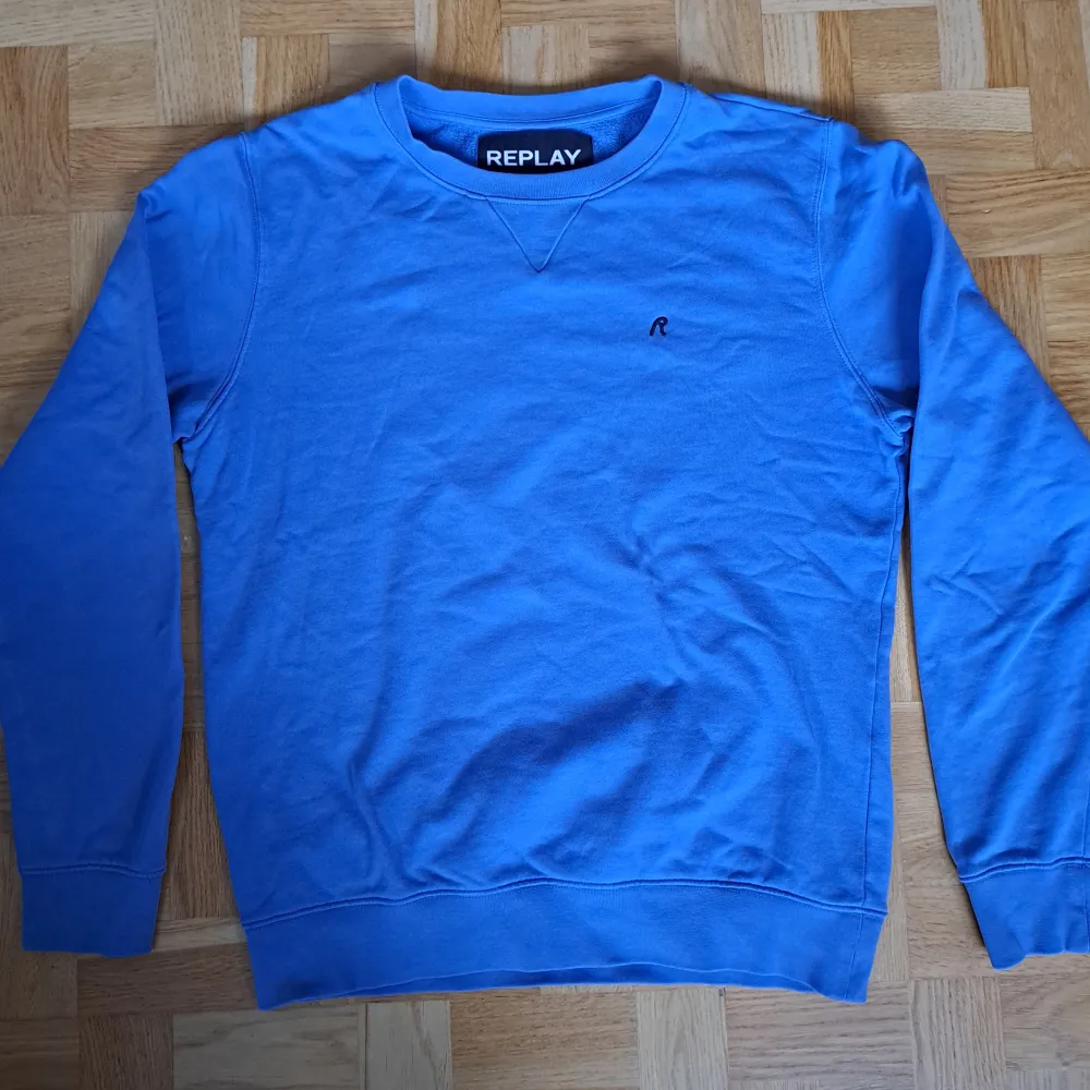 Blå sweatshirt från Replay | Storlek L | 100% bomull | Inga defekter | Säljs för 249 kr men det kan diskutera. Tröjor & Koftor.