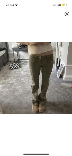 Gröna trendiga hm byxor💚💚 - Säljer mina skit snygga cargo jeans💚💚säljer pågrund av att de är för stora för mig