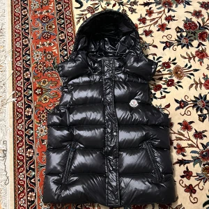 Moncler Maya väst  - Hel äkta Moncler Maya väst som jag köpt när jag var i tyskland. Den är liten för mig och har suttit i mitt garderob ett tag nu och vill bli av med den. NFC funkar utan problem på både insidan och utsidan av västen.