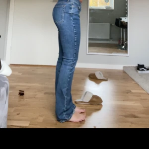 Lågmidjade Jeans  - Säljer dessa jeans från Calvin Klein.Dom är andvända fåtal ggr. St 34 , dom är långa på mig som är 1,60💞