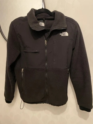 The North Face fleece - Säljer en The North Face fleecejacka i storlek S i mycket bra skick, den är mycket varm och mysig. 