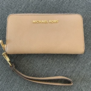 Michael Kors plånbok  - Fint skick. Inte använt senaste året. Köpt på Jackie. Nypris 1500 säljer för 500kr. Priset kan diskuteras vid snabb affär. Köparen står för frakt 