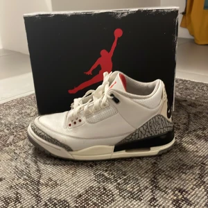 Jordan 3 white cement reimagined - Säljer mina äkta Jordan 3s. Jag har kvitto. Skriv om du vill ha mer bilder. Dom är använda och har lite repor där bak men annars bra skick. PRISET KAN DISKUTERAS!