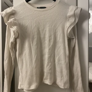 Zara tröja - Söt blus från Zara. Sparsamt använd, kommer inte längre till användning. Skriv vid önskemål om fler bilder💕