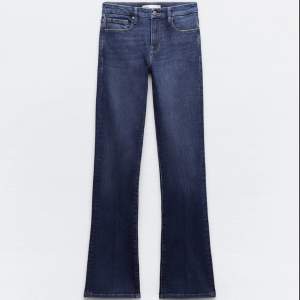 De populära mörkblåa lågmidjade jeansen ifrån Zara💕 Storlek 40 men passar 38 (De ser mörkare ut på bilderna jag tog)