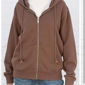 Säljer min mysiga och varma bruna zip hoodien från brandy Melville eftersom den inte kommer till användning längre .Är i bra skick. Den är oversized i modellen så passar olika storlekar beroende på hur du vill ha den. 