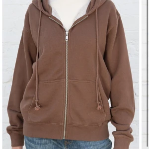 Zip hoodie  - Säljer min mysiga och varma bruna zip hoodien från brandy Melville eftersom den inte kommer till användning längre .Är i bra skick. Den är oversized i modellen så passar olika storlekar beroende på hur du vill ha den. 
