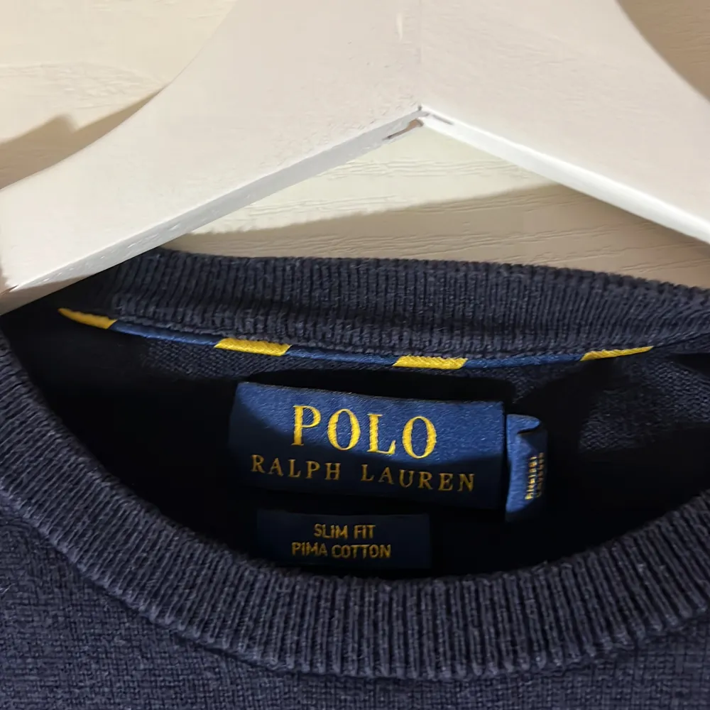 Polo tröja i väldigt gott skick,använd ett par gånger. Nypris 1,7 tusen kr mitt pris 550,material: bomull . Tröjor & Koftor.