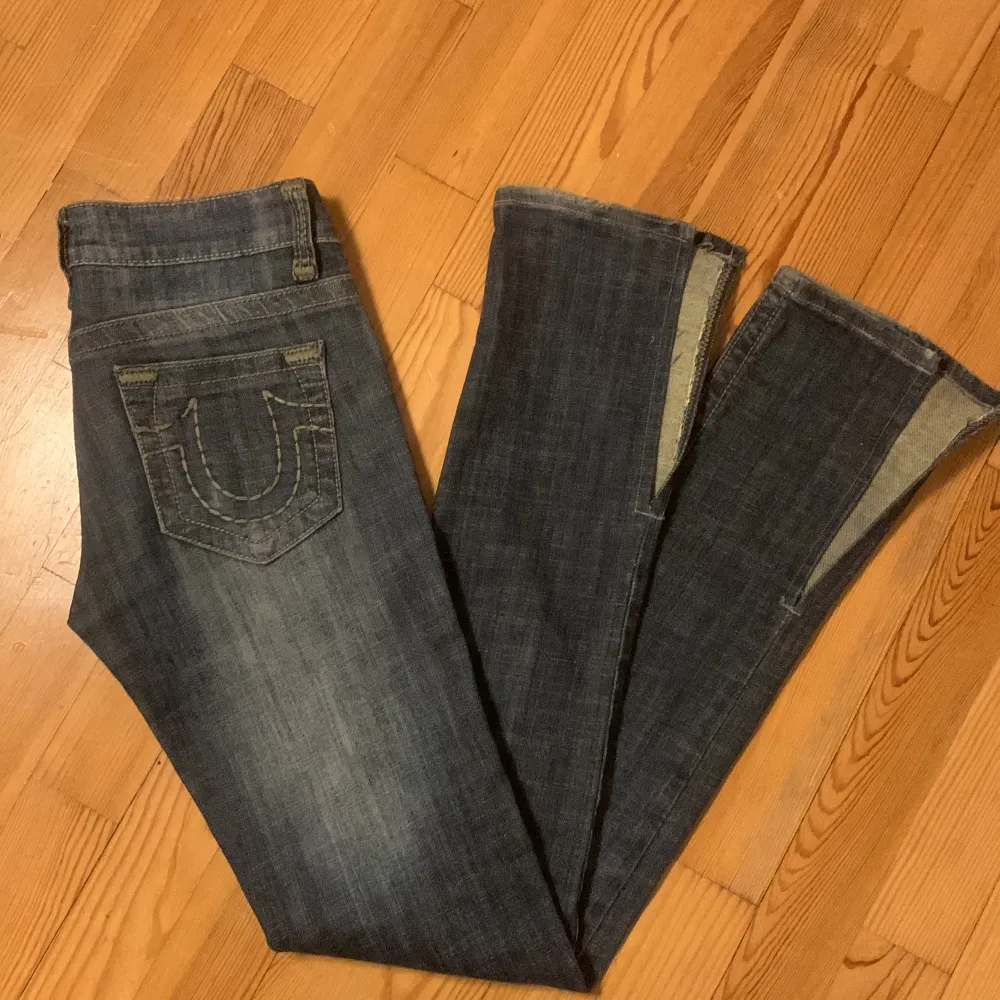 Jätte fina true religion jeans! Dom är tajta med har öppen slits Man kan ha dom som dom är eller sy in flare💗. Jeans & Byxor.