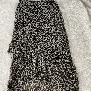 Säljer denna fina leopardmönstrade kjolen från Lindex. I storlek S. Skicket är jättebra, då den är knappt använd. 